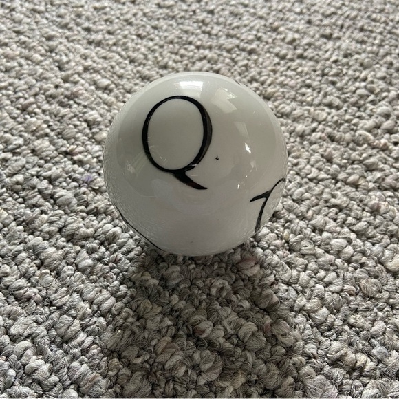 Ceramic ball with Q’s - Picture 4 of 4